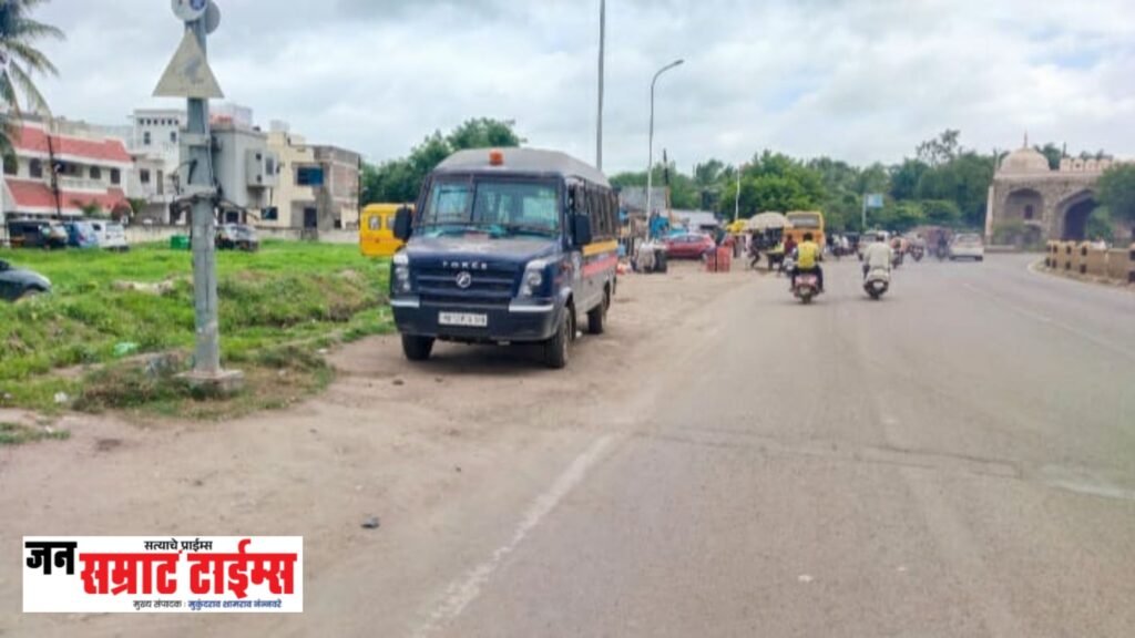 विभागीय आयुक्त कार्यालयासमोर पोलिसांची व्हॅन ‘बेवारस’! प्रशासनाचे वाहनच रामभरोसे?