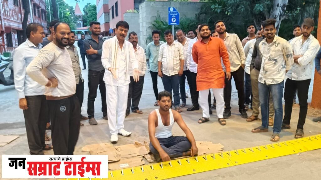 मनपाच्या प्रवेशद्वारावरील टोकदार गतिरोधकामुळे नागरिक संतप्त; रोषानंतर गतिरोधकात बदल टोकदार गतिरोधकामुळे नागरिक संतप्त