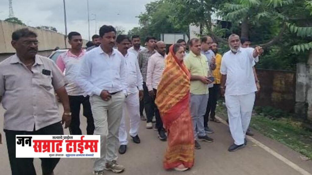 तरसोद बोगद्यावरील पाणी साचण्याच्या समस्येवर खासदार स्मिता वाघ यांचा दणका; अधिकाऱ्यांना खडे बोल तरसोद बोगद्यावरील पाणी साचण्याच्या समस्येवर खासदार स्मिता वाघ यांचा दणका