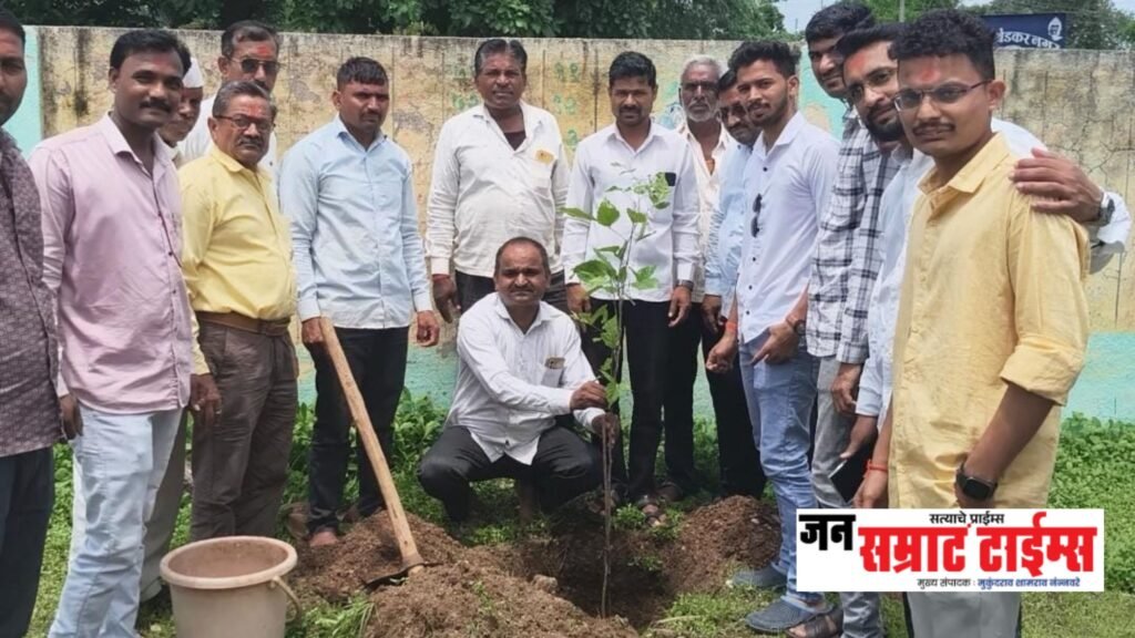 दुर्गेशच्या स्मृतीतून चामकवाडीत माणुसकीचा हिरवा वारसा; विद्यार्थ्यांना रेनकोट वाटप, वृक्षारोपणातून पर्यावरण संवर्धनाचा संदेश दुर्गेशच्या स्मृतीतून चामकवाडीत माणुसकीचा हिरवा वारसा