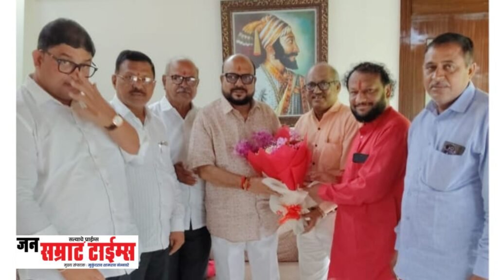 धरणगाव तालुक्याच्या विकासाला गती; जळगाव ग्रामीण मतदारसंघातील पदाधिकाऱ्यांची पालकमंत्री गुलाबराव पाटील यांच्याशी चर्चा धरणगाव तालुक्याच्या विकासाला गती
