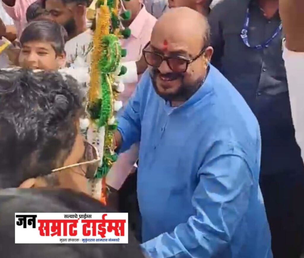 धरणगावात आदिवासी दिनाचा जल्लोष; पालकमंत्री गुलाबराव पाटील यांनी धरला ढोल-ताशांच्या तालावर ठेका
