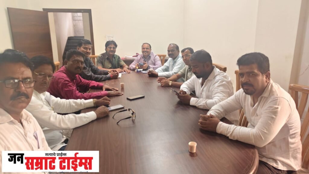 पत्रकारांच्या एकजुटीचा निर्धार; ठाण्यातून सदस्य नोंदणी अभियानाला उत्स्फूर्त प्रतिसाद अंबरनाथ येथे ‘व्हॉईस ऑफ मीडिया’ची महत्त्वपूर्ण बैठक; पत्रकारांच्या हक्क-अधिकारांसाठी संघटितपणे लढण्याचा संकल्प अंबरनाथ | प्रतिनिधी – सुरेश जगताप : पत्रकारांच्या हक्क, अधिकार आणि विविध प्रश्नांवर संघटितपणे आवाज उठविण्यासोबतच ठाणे जिल्ह्यात ‘व्हॉईस ऑफ मीडिया’ संघटनेची भक्कम बांधणी करण्याच्या उद्देशाने आयोजित करण्यात आलेली महत्त्वपूर्ण बैठक अंबरनाथ येथील शासकीय विश्रामगृहात रविवार, दि. २३ ऑगस्ट २०२६ रोजी उत्साहपूर्ण वातावरणात पार पडली. सकाळी ११ वाजता सुरू झालेली ही बैठक सायंकाळी ४ वाजेपर्यंत चालली. ठाणे जिल्ह्यातील विविध भागांतून पत्रकार बांधव-भगिनी मोठ्या संख्येने उपस्थित राहिल्याने बैठकीला विशेष महत्त्व प्राप्त झाले. यावेळी पत्रकारांच्या संघटनात्मक बांधणीसह सदस्य नोंदणी अभियानावर विशेष भर देण्यात आला. उपस्थित पत्रकारांनी सदस्य नोंणीचे अर्ज भरून संघटनेच्या कार्यात सक्रिय सहभाग नोंदविला. पत्रकारांच्या प्रश्नांवर सविस्तर चर्चा बैठकीच्या अध्यक्षस्थानी महाराष्ट्र कोअर कमिटी सदस्य तथा ठाणे जिल्हा सुप्रिमो गौतम वाघ होते. महाराष्ट्र सहसंघटक सुरेश जगताप यांनी प्रास्ताविक करताना ठाणे जिल्ह्यातील पत्रकारांच्या विविध समस्या, पत्रकारांचे हक्क व अधिकार, संघटनेची आवश्यकता तसेच आगामी संघटनात्मक वाटचालीबाबत सविस्तर मार्गदर्शन केले. पत्रकारांना दैनंदिन कामकाजात भेडसावणाऱ्या अडचणी, पत्रकारांच्या हिताचे प्रश्न आणि विविध समस्या यावर बैठकीत सविस्तर चर्चा करण्यात आली. या समस्या सोडविण्यासाठी पत्रकारांनी संघटितपणे पुढे येण्याची गरज व्यक्त करण्यात आली. ‘एकजुटीतूनच प्रश्नांना ताकद’ “पत्रकार एकत्र आले तरच पत्रकारांच्या प्रश्नांना ताकद मिळेल. संघटना मजबूत झाली तरच हक्क आणि अधिकारांसाठीचा संघर्ष अधिक प्रभावी होईल,” या भूमिकेतून ठाणे जिल्ह्यात ‘व्हॉईस ऑफ मीडिया’ची मजबूत संघटनात्मक उभारणी करण्याचा संकल्प यावेळी करण्यात आला. पत्रकारांच्या प्रश्नांना न्याय मिळवून देण्यासाठी एकजुटीने संघर्ष करण्याचा निर्धार उपस्थितांनी व्यक्त केला. आगामी काळात ठाणे जिल्ह्यातील प्रत्येक पत्रकाराला एका मजबूत व्यासपीठावर आणण्यासाठी विविध उपक्रम राबविण्याचे नियोजन बैठकीत करण्यात आले. उपस्थित पत्रकारांनी संघटनेच्या आगामी उपक्रमांना पूर्ण सहकार्य करण्याचे आश्वासन दिले. सदस्य नोंदणी अभियानाला मिळालेला प्रतिसाद हा संघटनात्मक बांधणीसाठी सकारात्मक पाऊल असल्याचे यावेळी नमूद करण्यात आले. पत्रकारांचा उत्स्फूर्त सहभाग बैठकीस गौतम गवई, संजय साळवे, प्रशांत ढोणे, रजनीकांत गायकवाड, जगन्नाथ जावळे, सतीश आहिरे, सलीम मन्सूरी, राजदीप जगताप, संतोष क्षेत्रे, राजू दोंदे, देवानंद पाढेन यांच्यासह ठाणे जिल्ह्यातील विविध विभागांतील पत्रकार मोठ्या संख्येने उपस्थित होते. पत्रकारांच्या एकजुटीचा निर्धार