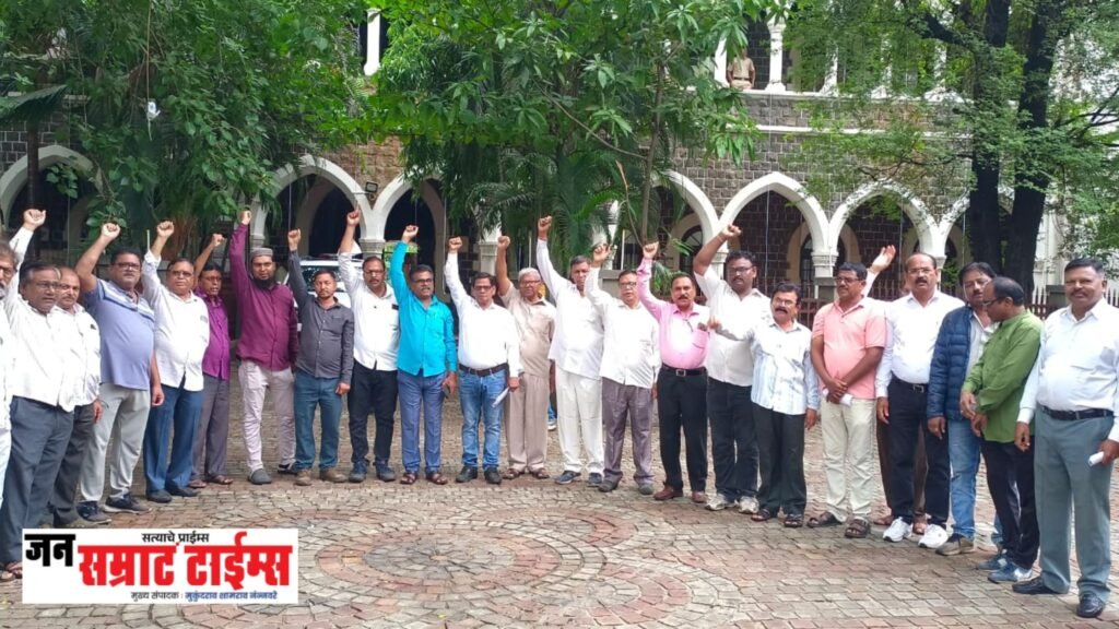 पथविक्रेते, फेरीवाले, फळ-भाजी विक्रेत्यांच्या न्याय मागण्यांसाठी बहुजन मुक्ती पार्टीचे जिल्हाधिकारी कार्यालयासमोर जोरदार निदर्शने