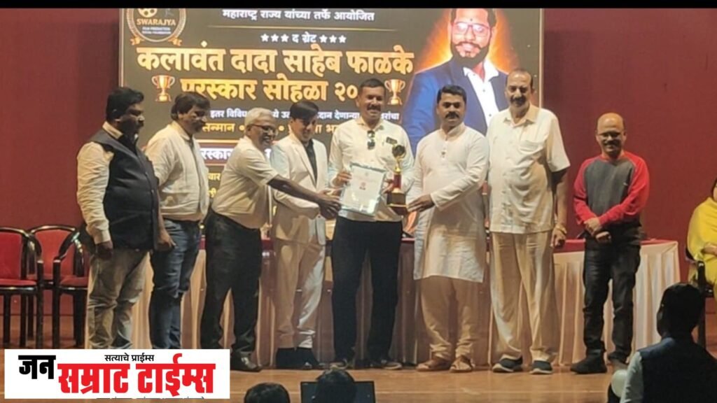 पाडळीचे पत्रकार वजीर शेख यांना ‘उत्कृष्ट पत्रकार’ पुरस्काराने सन्मानित पाडळीचे पत्रकार वजीर शेख यांना ‘उत्कृष्ट पत्रकार’ पुरस्काराने सन्मानित