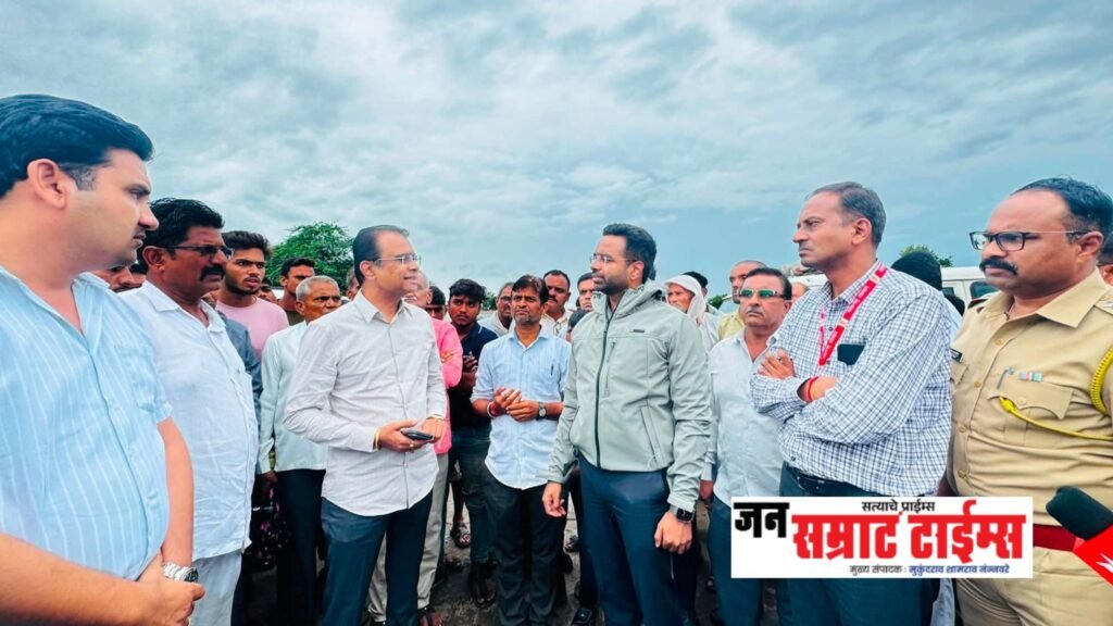 पूरग्रस्तांच्या मदतीसाठी प्रशासनासह मैदानात आमदार ॲड. अमोल पाटील
