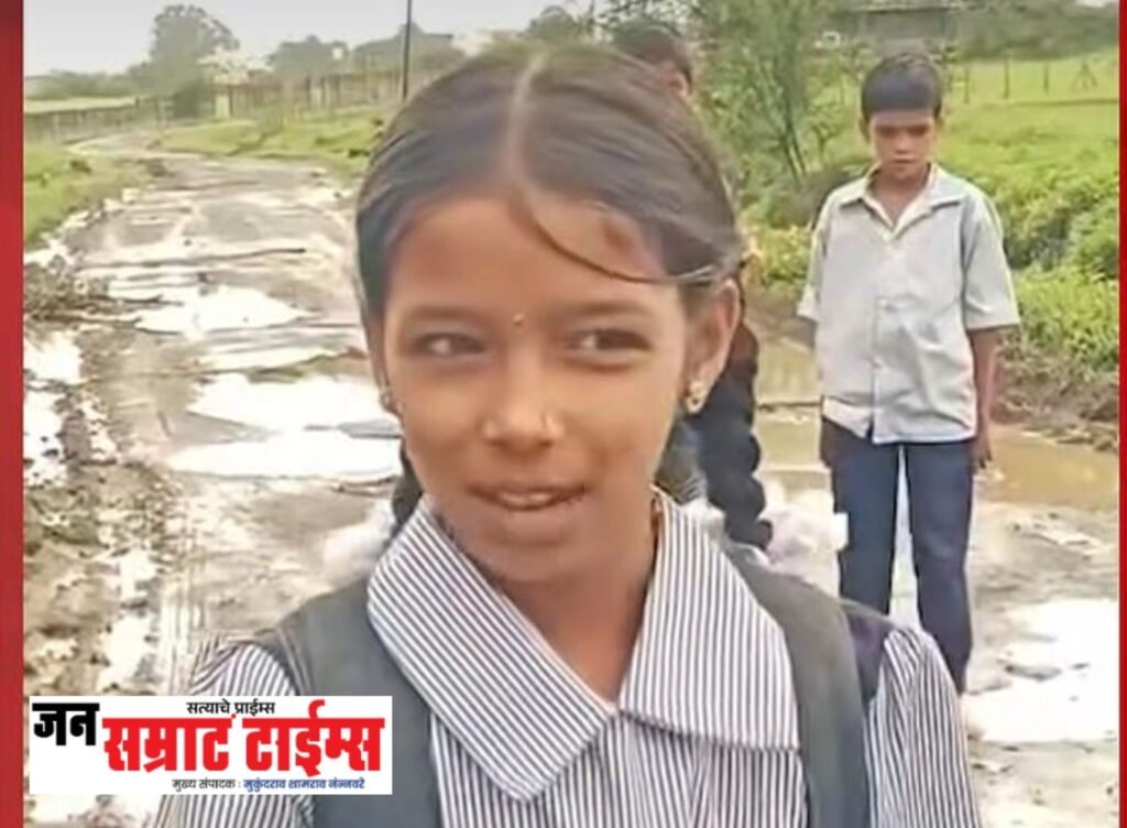 मायक्रोफोनऐवजी पाण्याची बाटली अन् खड्ड्यांवर ‘ग्राऊंड रिपोर्टिंग’!