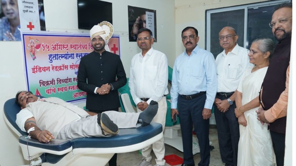 स्वातंत्र्यदिनानिमित्त रेडक्रॉस सोसायटी व मुक्ती फाउंडेशनचा सेवाभावी उपक्रम; दिव्यांग विक्रमी रक्तदात्याचा प्रेरणादायी सहभाग मुकुंद गोसावी