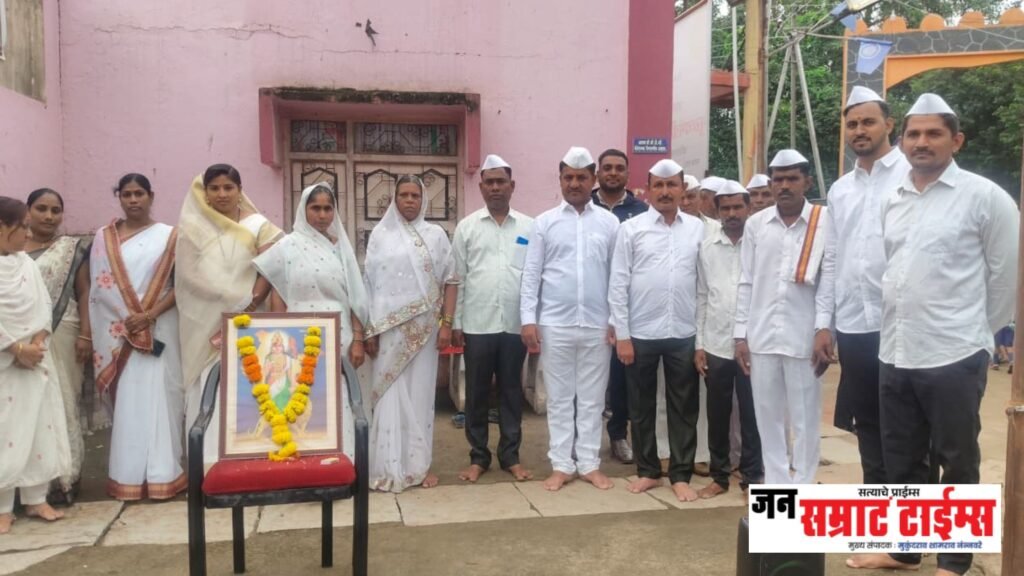 सफाई कर्मचाऱ्याच्या हस्ते राष्ट्रध्वज फडकवून कासारखेडा ग्रामपंचायतीने जपली श्रमप्रतिष्ठा!