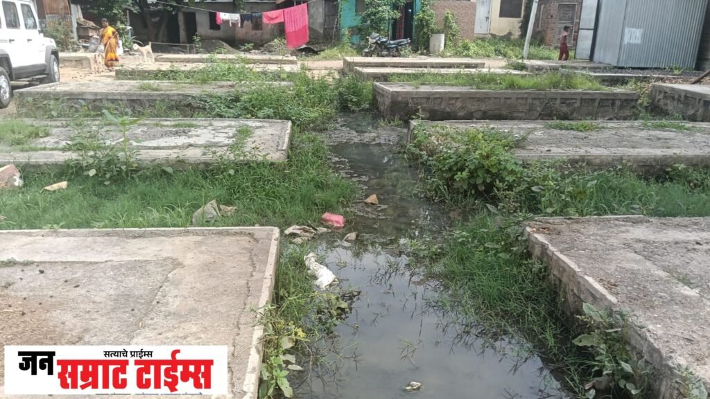 रिंगणगाव बाजारपेठेत गटारीचे दुर्गंधीयुक्त दूषित पाणी