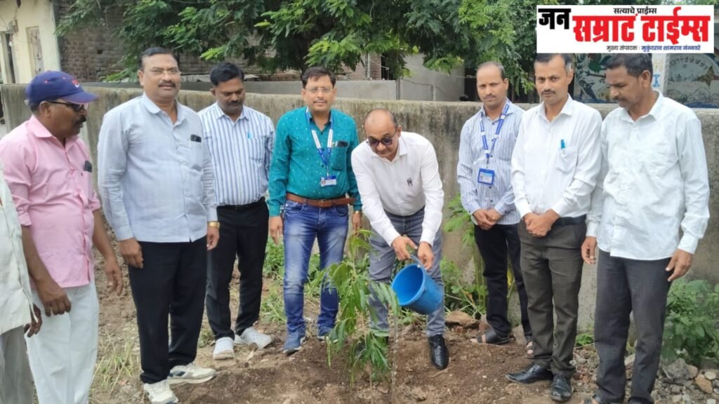 वृक्षलागवड अभियानांतर्गत लोन प्र. ऊ. येथे वृक्षारोपण उत्साहात