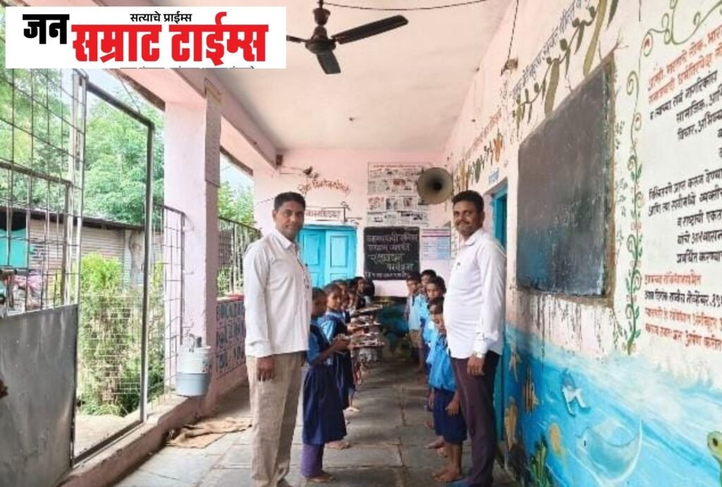 वृक्षांना राखी बांधून रामजी नगर शाळेत अनोखे रक्षाबंधन वृक्षांना राखी बांधून रामजी नगर शाळेत अनोखे रक्षाबंधन