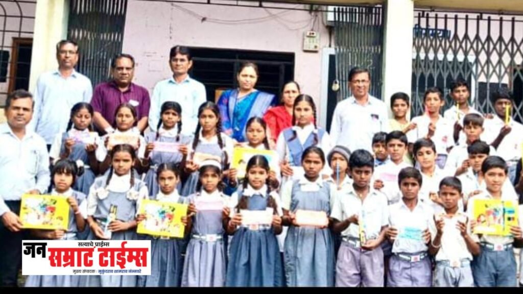 ईशानच्या वाढदिवसानिमित्त गरजू विद्यार्थ्यांना शैक्षणिक साहित्य वाटप; कोळी परिवाराचा अनुकरणीय सामाजिक उपक्रम