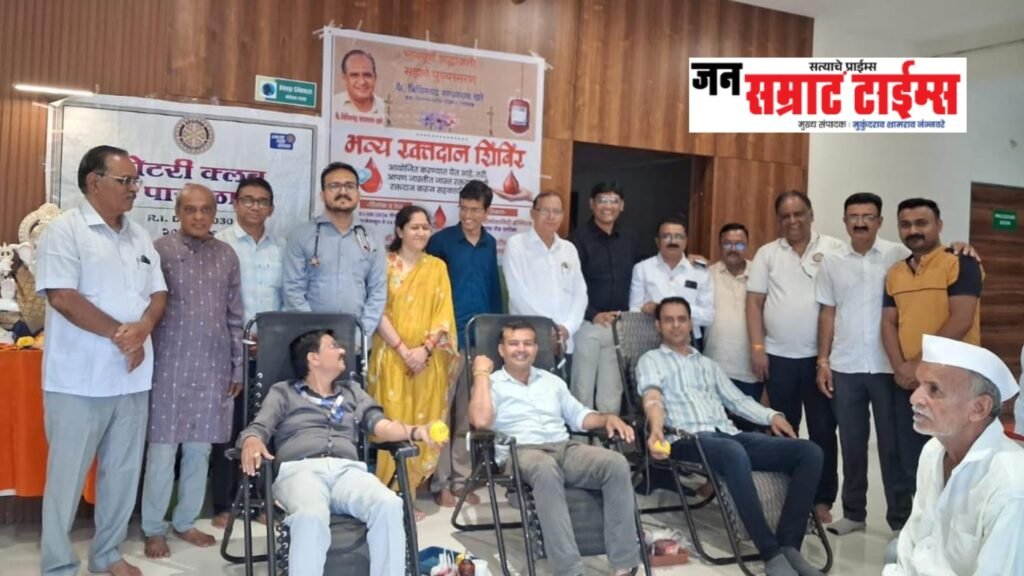 के. विपीनचंद्र माधवराव खरे यांच्या पुण्यतिथीनिमित्त भव्य रक्तदान शिबिर; ६६ जणांनी केले रक्तदान