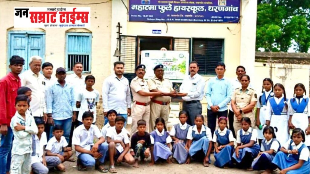 ‘एक पेड माँ के नाम’ अभियानांतर्गत महात्मा फुले हायस्कूलमध्ये वृक्षारोपण सामाजिक वनीकरण विभागाकडून १०० वृक्षांची रोपे भेट