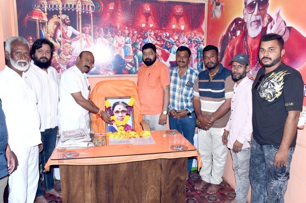 मीनाताई ठाकरे स्मृतिदिनानिमित्त नंदुरबारात शिवसैनिकांकडून अभिवादन