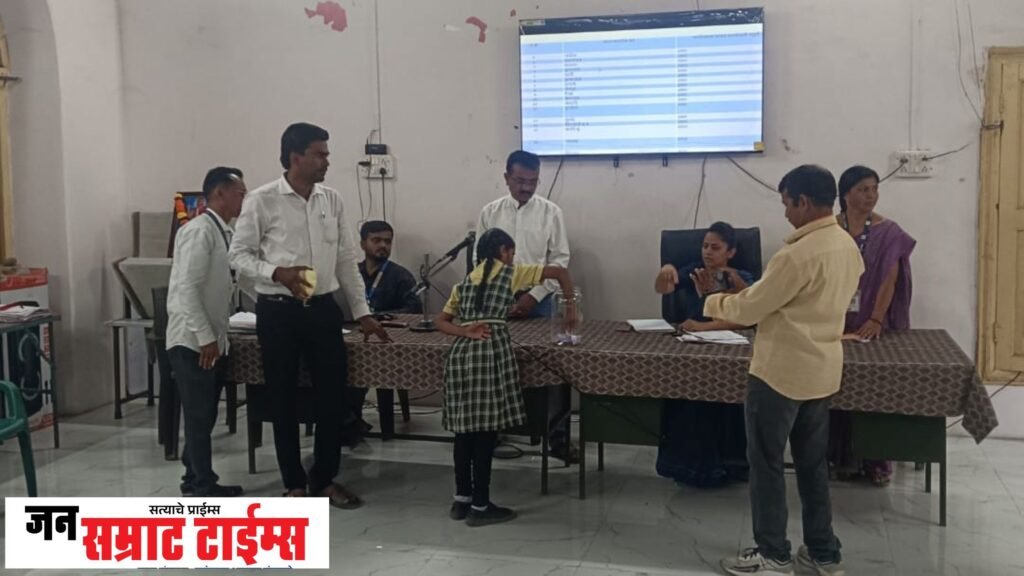 आरक्षण सोडतीच्या बैठकीत पदाधिकाऱ्यांना साधा चहाही नाही आरक्षण सोडतीच्या बैठकी