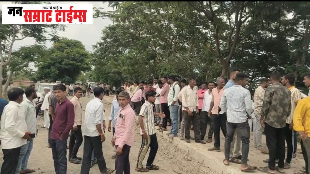 रस्त्याच्या कामातील मशीनच्या धडकेत तरुणाचा जागीच मृत्यू; नागरिकांचा रास्ता रोको तरुणाचा जागीच मृत्यू