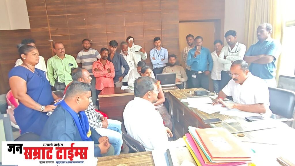 धुळ्यात मोकाट कुत्र्यांचा उपद्रव; नागरिकांच्या जीविताला धोका! नागरिकांच्या जीविताला धोका!