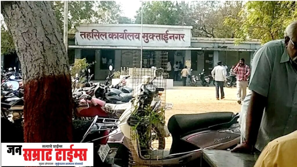 मुक्ताईनगर पुरवठा अधिकाऱ्यांविरोधात स्वस्त धान्य दुकानदार संघटनेची प्रांताधिकाऱ्यांकडे तक्रार प्रांताधिकाऱ्यांकडे तक्रार