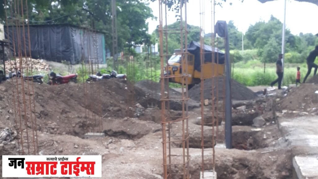 जिल्हा परिषद शाळेच्या नवीन इमारतीचे बांधकाम वादात; रहिवाशांचा रस्ता बंद होत असल्याचा आरोप बांधकाम वादात