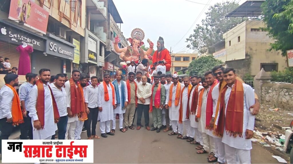 महाभारताची जिवंत साक्ष देणाऱ्या ऋषींसमवेत गणरायाच्या मूर्तीने वेधले धुळेकरांचे लक्ष महाभारताची जिवंत