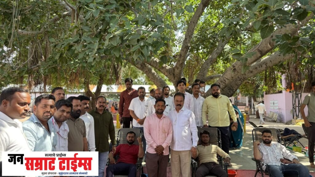 वाढदिवसाला समाजसेवेची जोड; शिरसाळा मारोती येथे रक्तदान, मंदिराला २ एसींची भेट रक्तदान