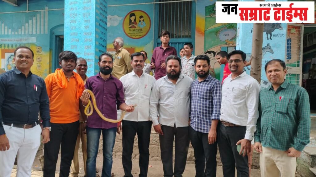 वर्गखोलीत शिरला धामण