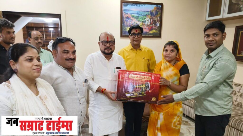 दिव्यांग निकिता पाटील यांना निमजाई फाउंडेशनतर्फे पालकमंत्र्यांच्या हस्ते शिलाई मशीन पालकमंत्र्यांच्या हस्ते शिलाई मशीन