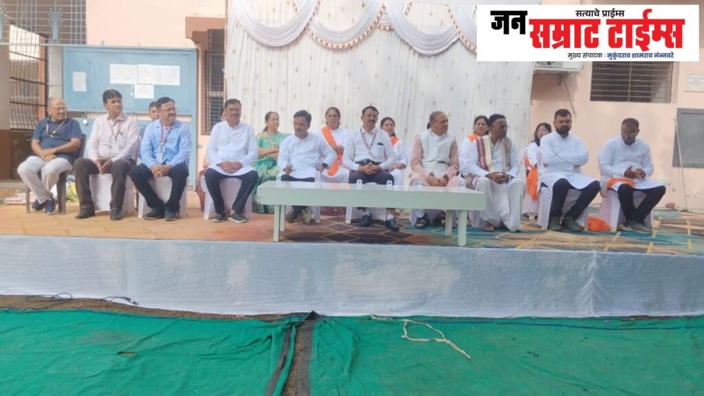 ‘महात्मा’ पथनाट्याने जागविला फुले विचारांचा जागर ‘महात्मा’ पथनाट्या